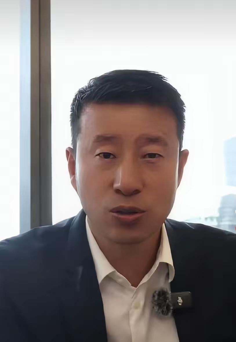 关于王暖暖在泰国的代理律师；
他的名字叫史大伦；
千万不要被他这个名字迷惑！
