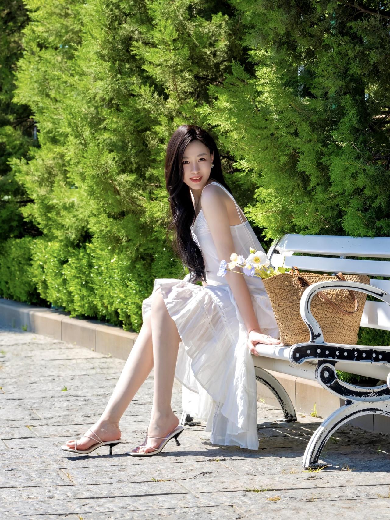 宝子们，来分享我的夏日心动穿搭啦这条白色吊带裙真的绝绝子~

蛋糕裙的版型超显温