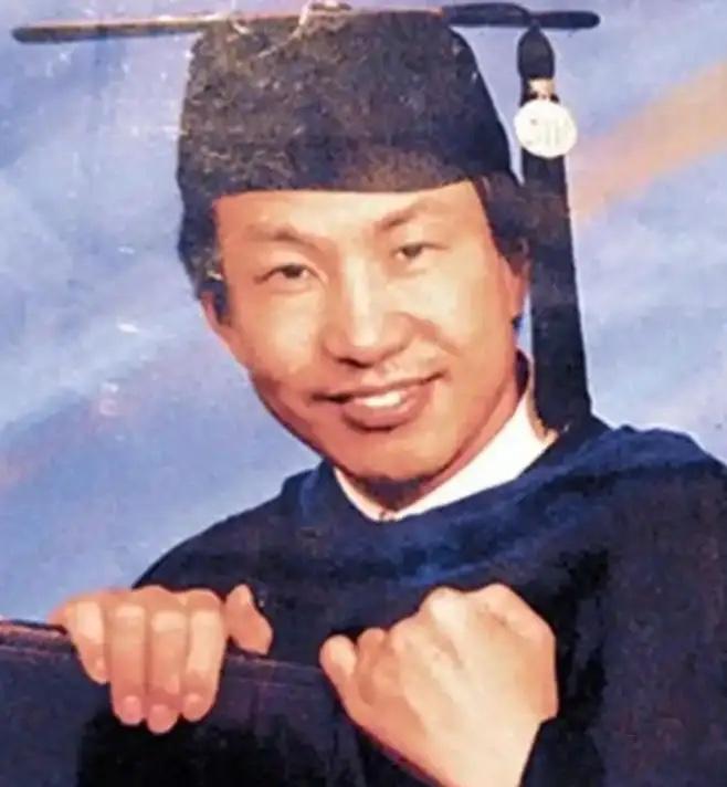 2006年7月21日凌晨，加拿大多伦多的立交桥上，一个身影纵身跃下结束了自己的生