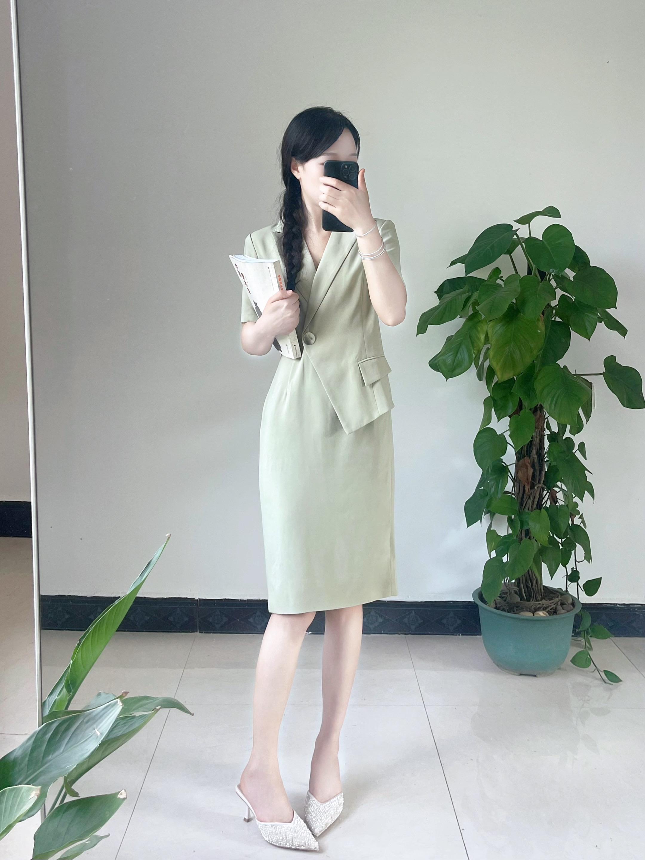 你记得他怕黑时攥紧的衣角，比记得满分试卷更清楚。教育是把“别怕”说进他...