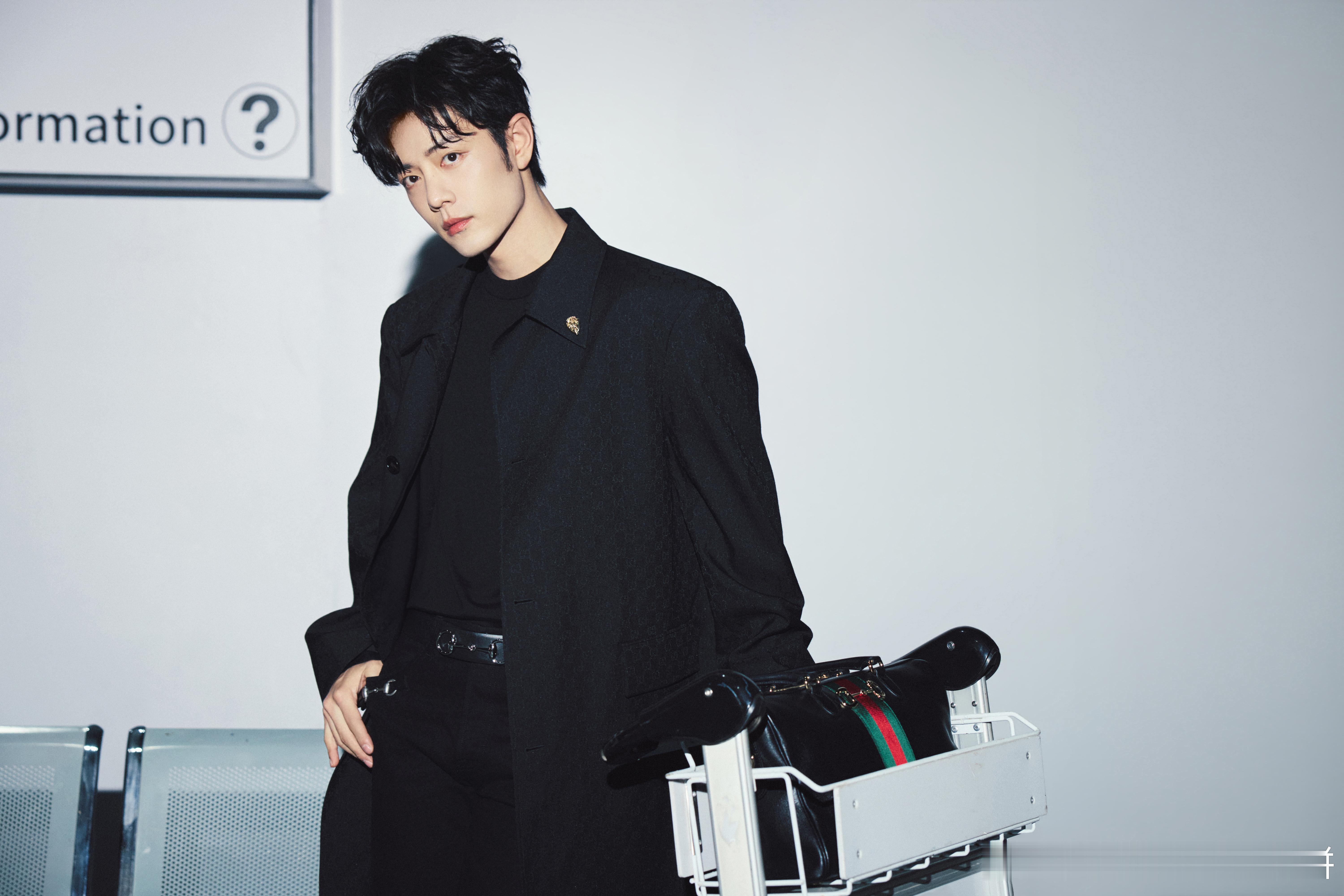 肖战米兰时装周出发图，绅士风度 