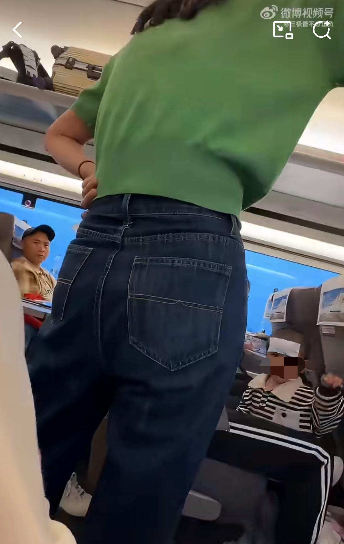 高铁上，一绿衣小仙女找2岁妈妈投诉，说孩子吵到她了。妈妈说，孩子才2岁，还生着病