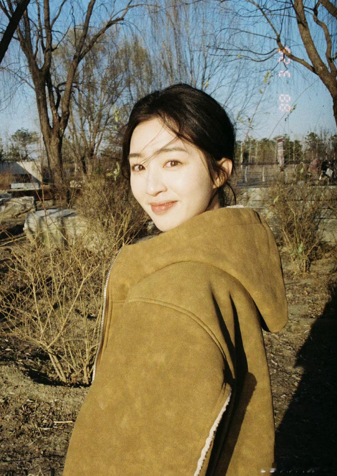 邓恩熙 白开水淡颜 淡颜系最怕寡淡，但邓恩熙完全不会，她笑的时候有甜味静的时候有