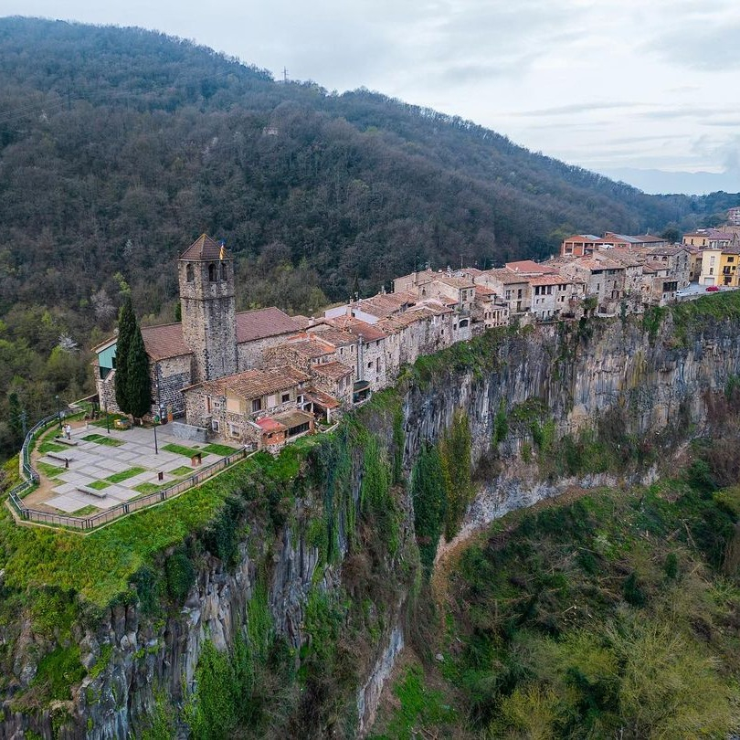 卡斯特尔福利特德拉罗卡（Castellfollit de la Roca）建于熔