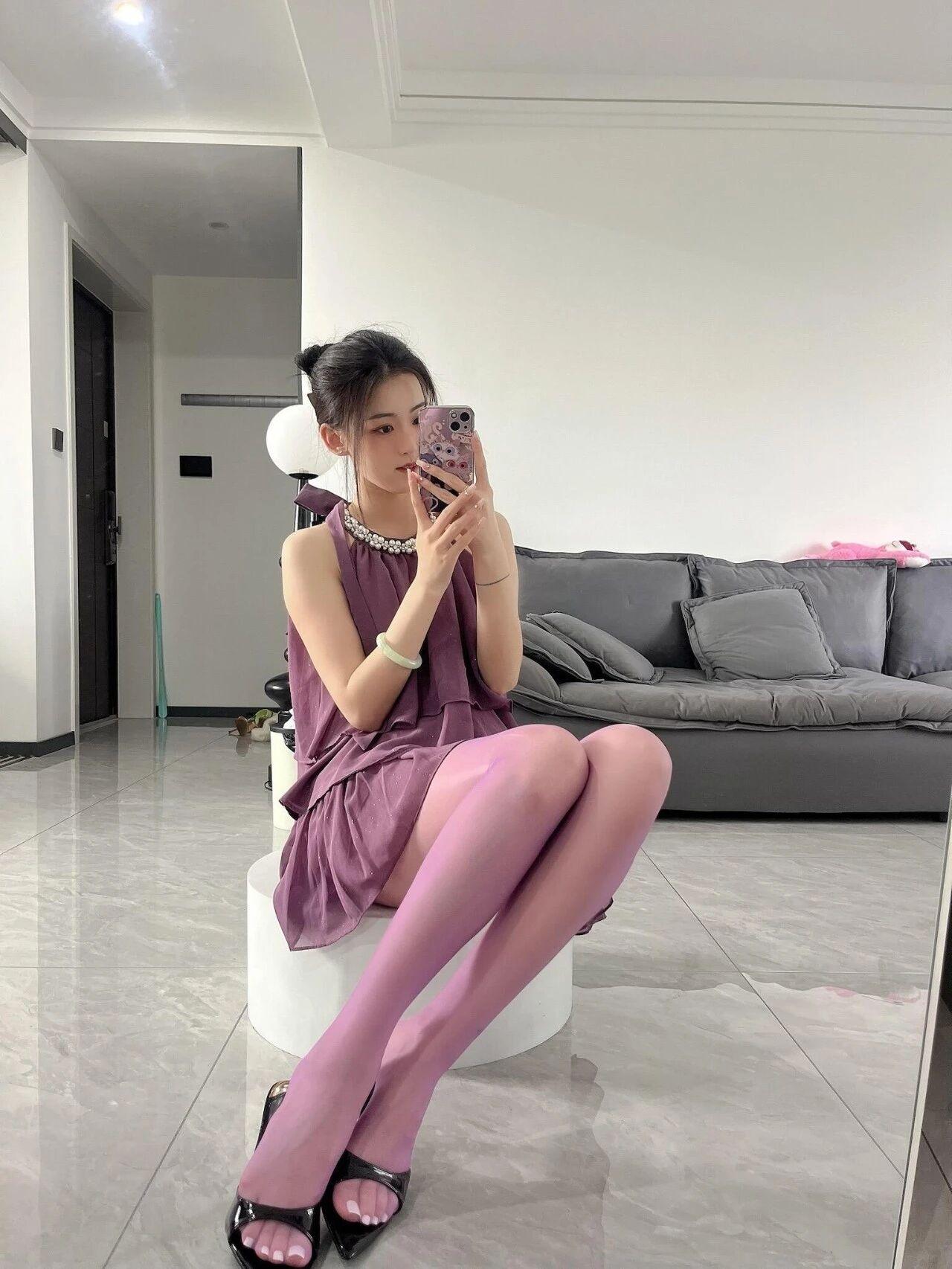 紫色连衣裙紫色丝袜高跟凉鞋