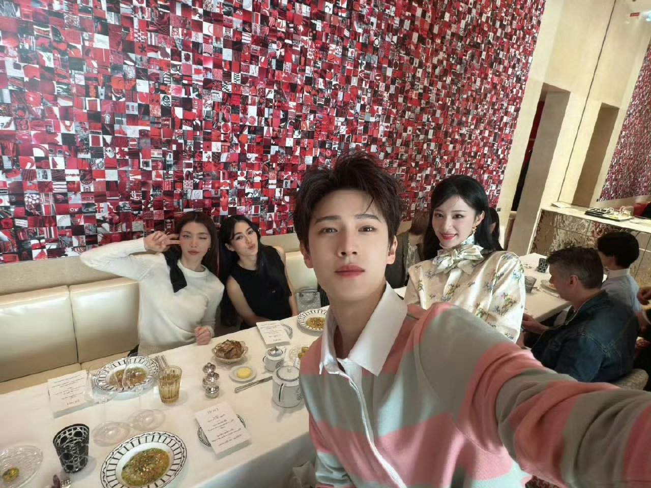 李昀锐王楚然lingorm合照男神拍照技术真好  期待李昀锐闪耀巴黎啦🌲 