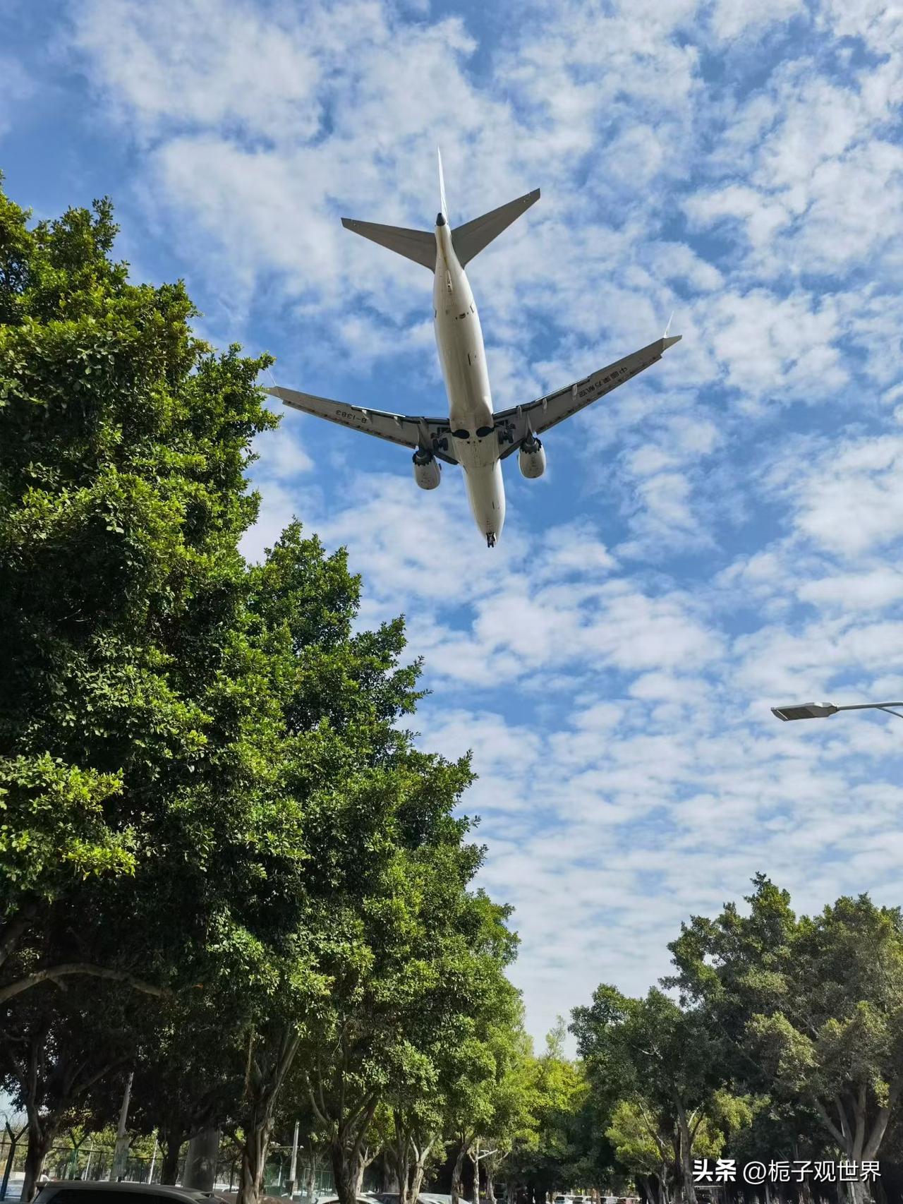 飞机在朵朵白云中穿行，如同追梦者在蔚蓝中翱翔。