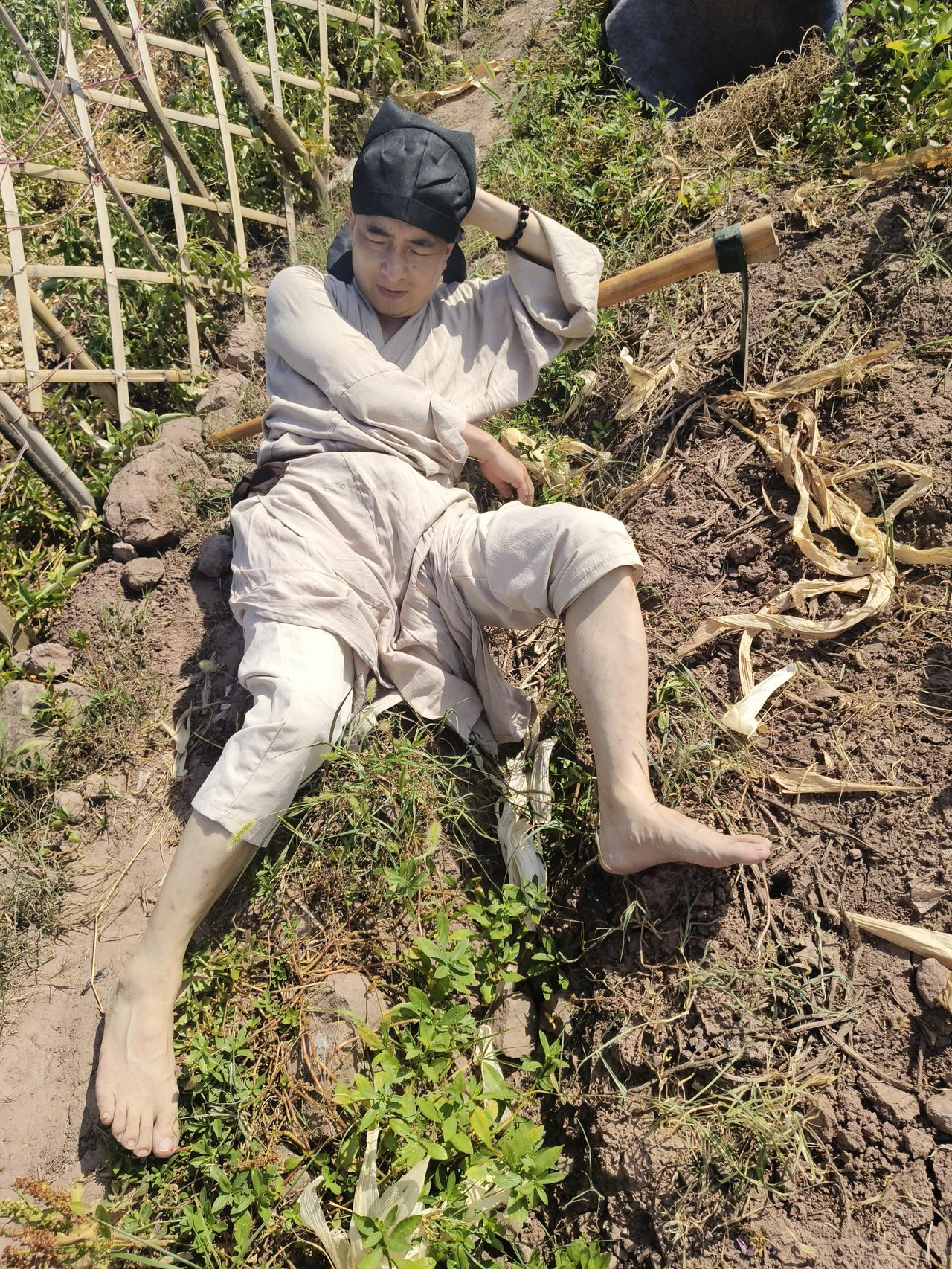 卜算子·夏日偶题
〔当代〕邹謇

日长人倦时，细把芭蕉卷。一袭风来翠光流，乱扑湘