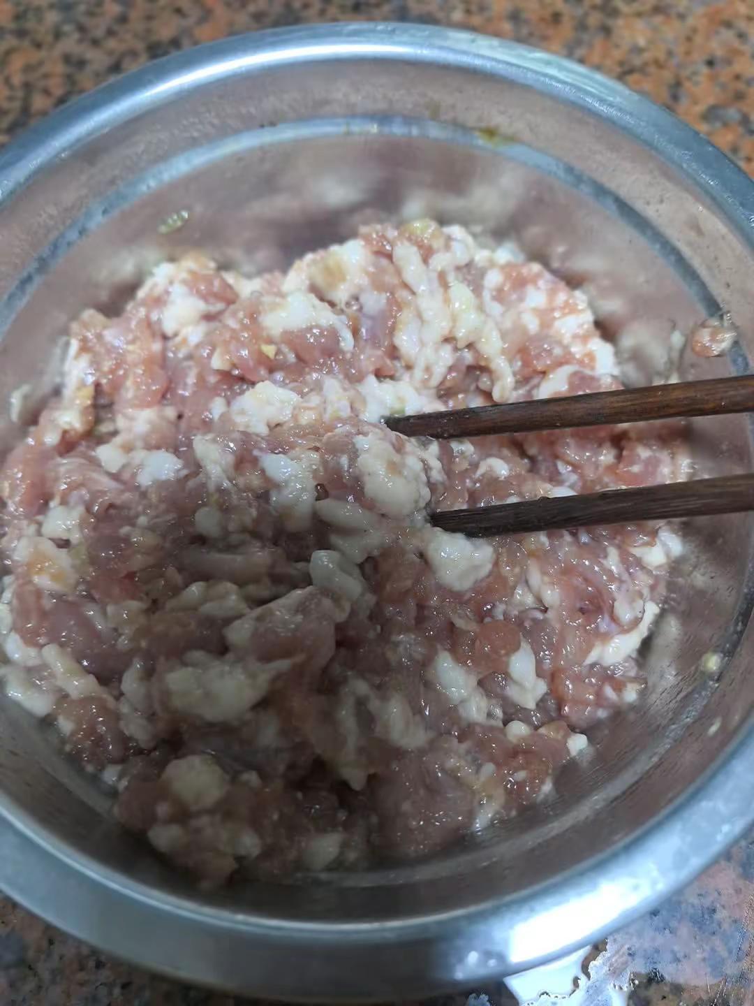 厂里面的饭菜太难吃了，明天必须带饭去上班。