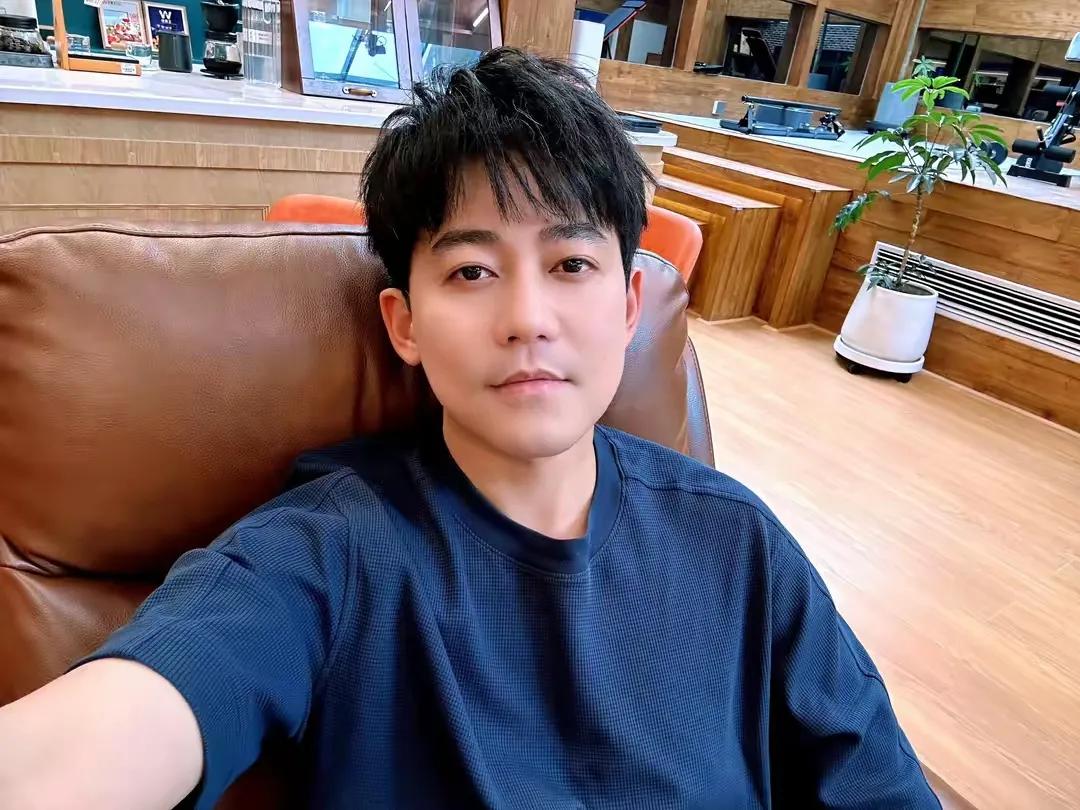 苏醒接活儿了没？
歌手2024在招募串讲主持人，苏醒第一时间被推上热搜。
普通话