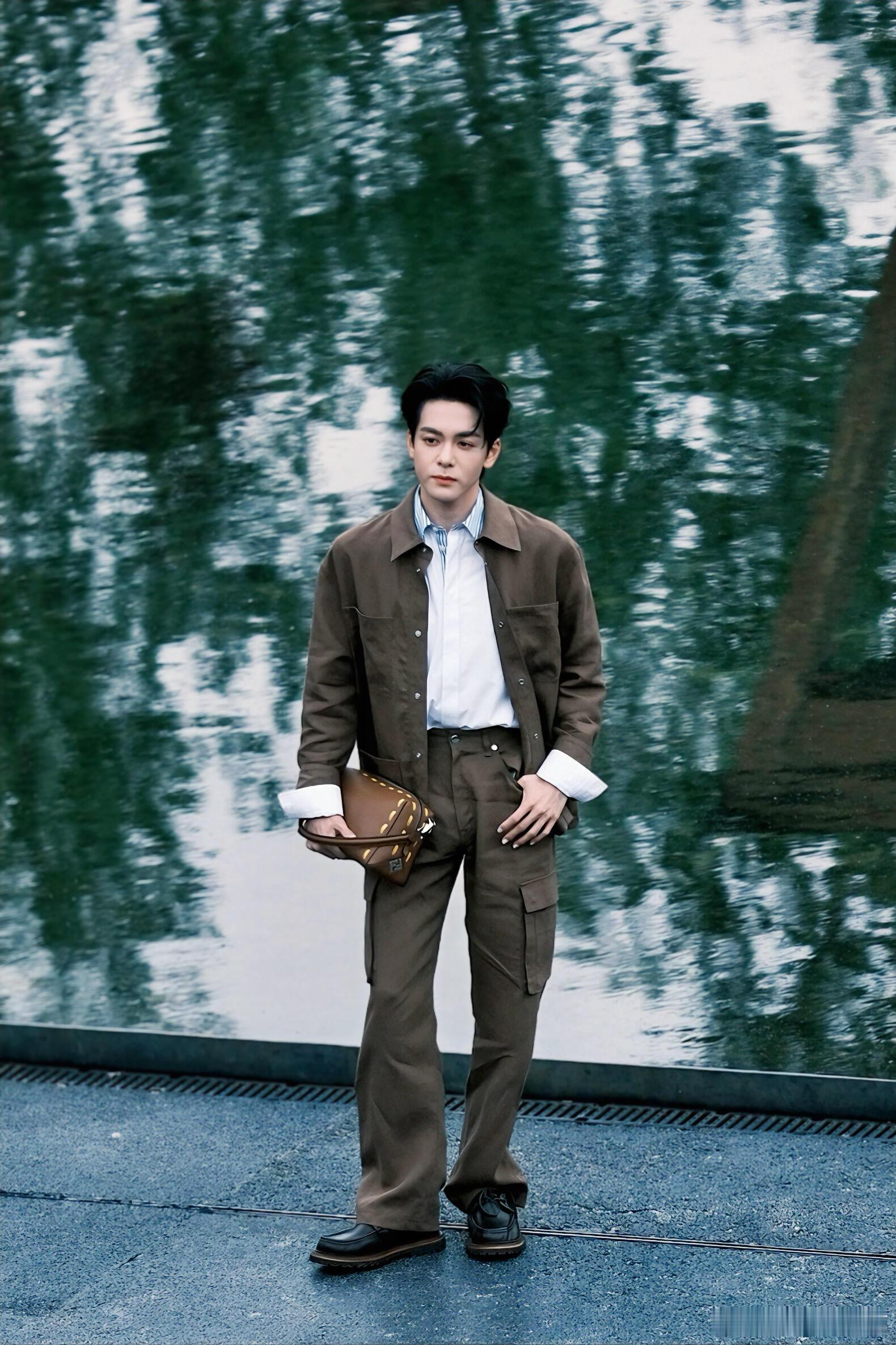 曾舜晞线下生图 真的要夸爆曾舜晞的穿搭审美！焦糖色工装套装清爽又有型，内搭蓝白条