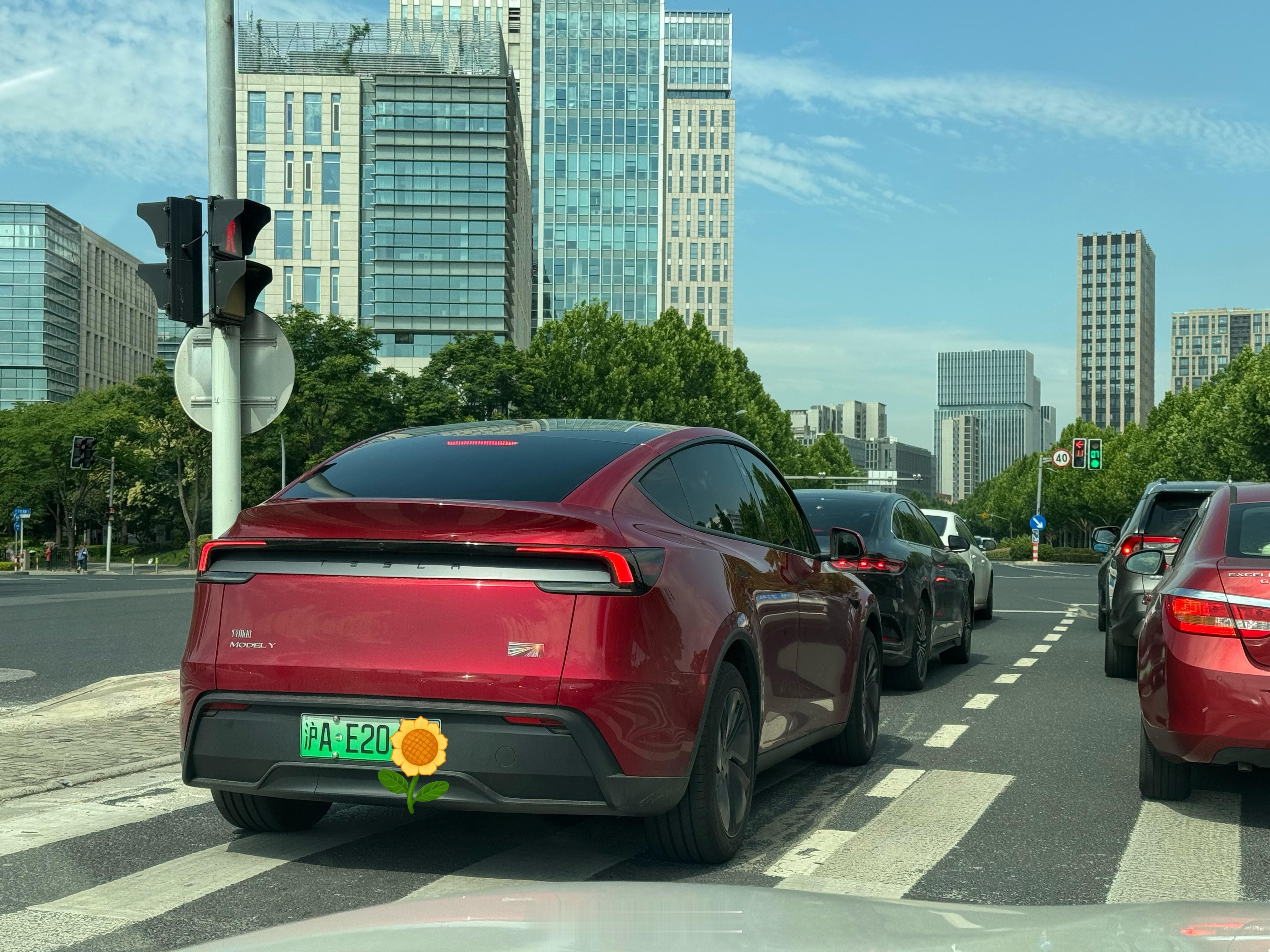 灰色的焕新 Model Y 见多了，第一次见烈焰红还一下没反应过来。这颜色和快银