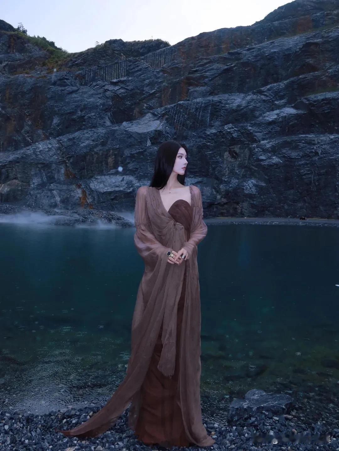 #有哪些美女让人过目难忘？#在水一方
清冷感  新中式国风 ​​​#中式现代美女