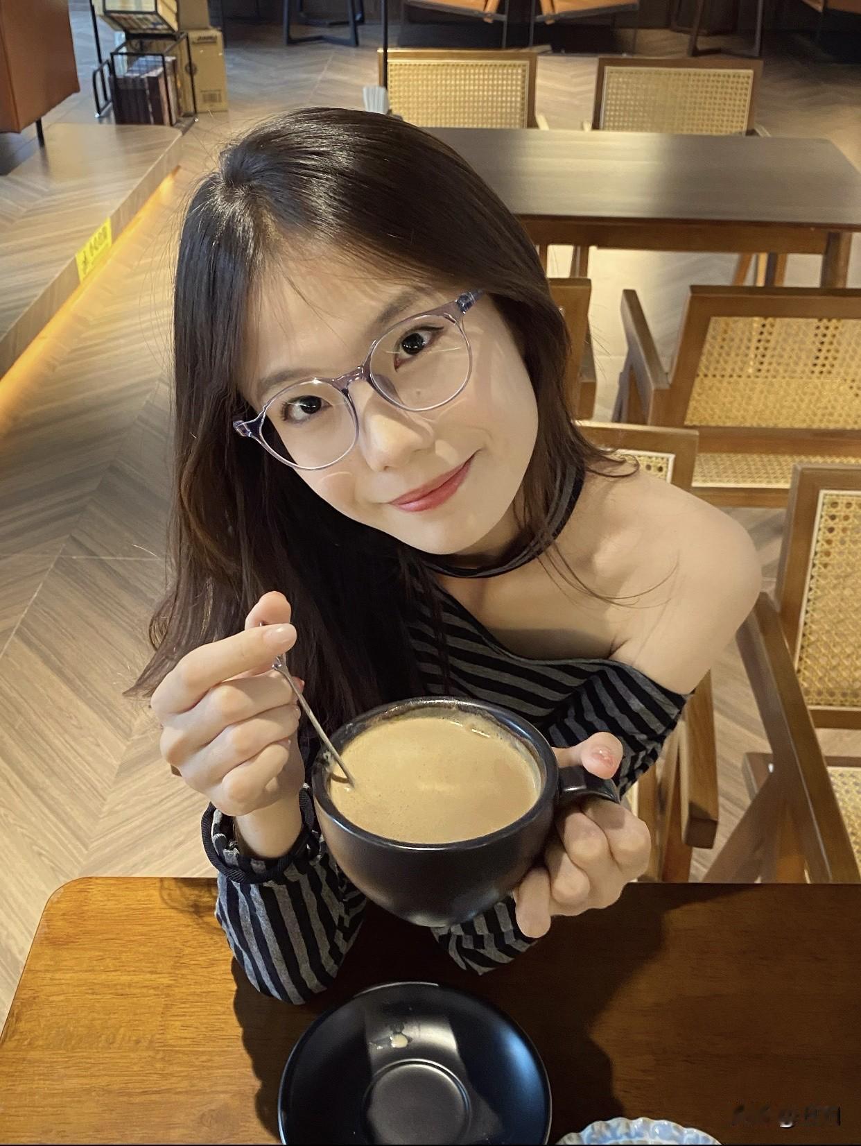 什么样的女孩可以被称为美女穿着打扮适合自己，能凸显优点。