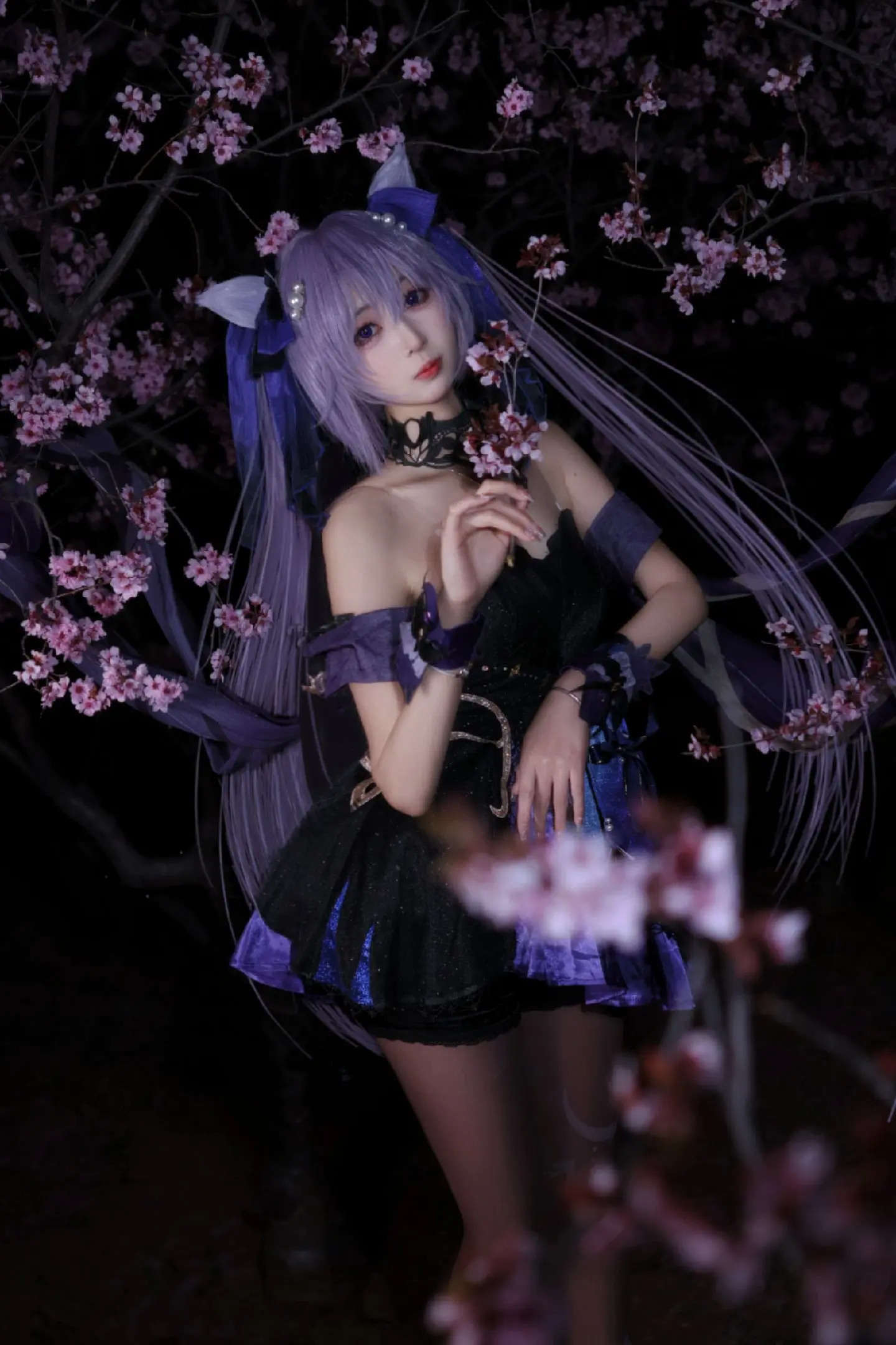 “夜幕降临，灯火初上。”