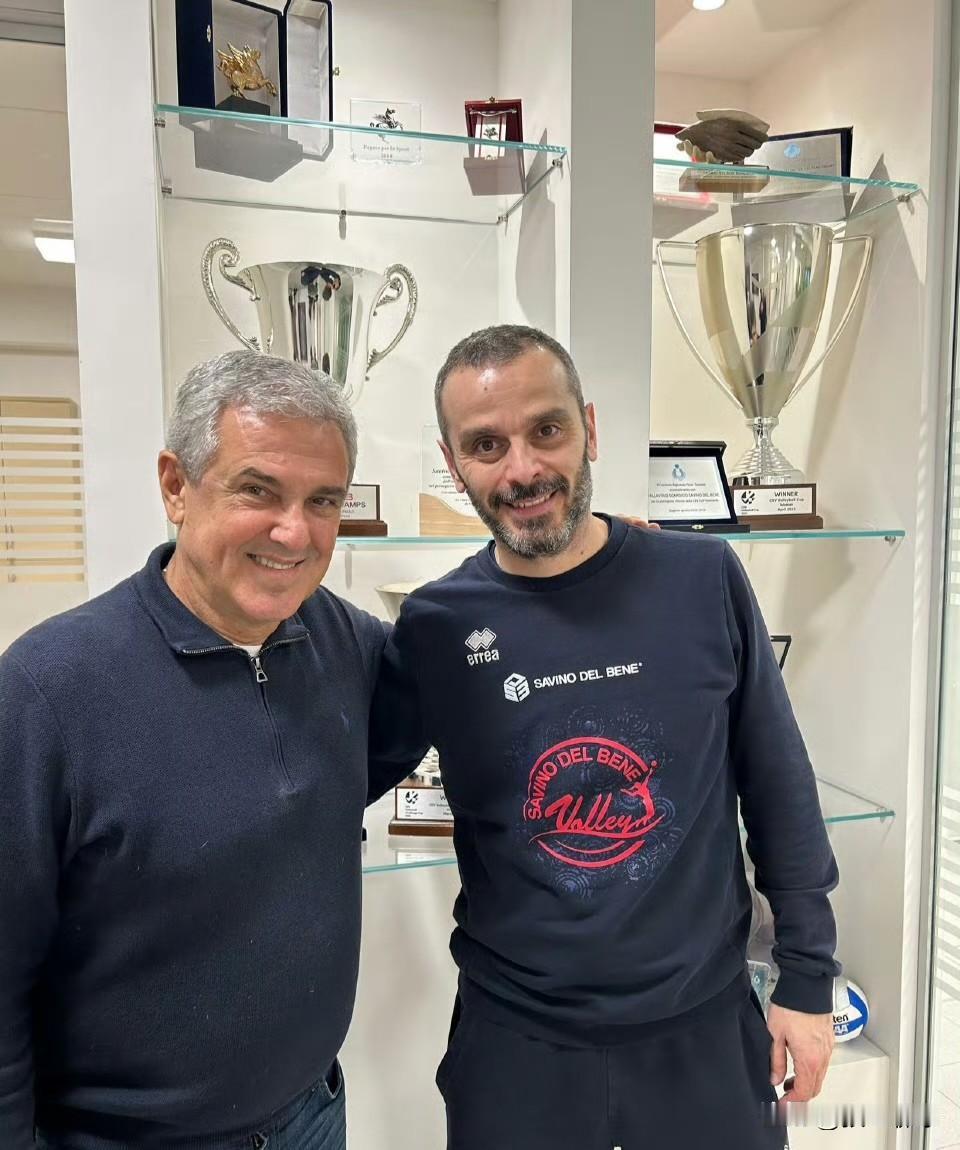 近日巴西🇧🇷女排国家队主教练吉马良斯造访意大利🇮🇹斯坎迪奇俱乐部，他出生