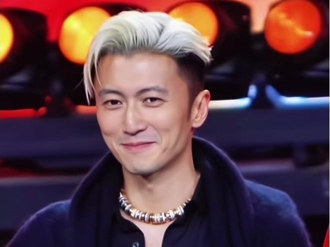 谢霆锋看起来完全不像40多岁，是真的吗？

微博之夜，45岁的谢霆锋，银白色的头