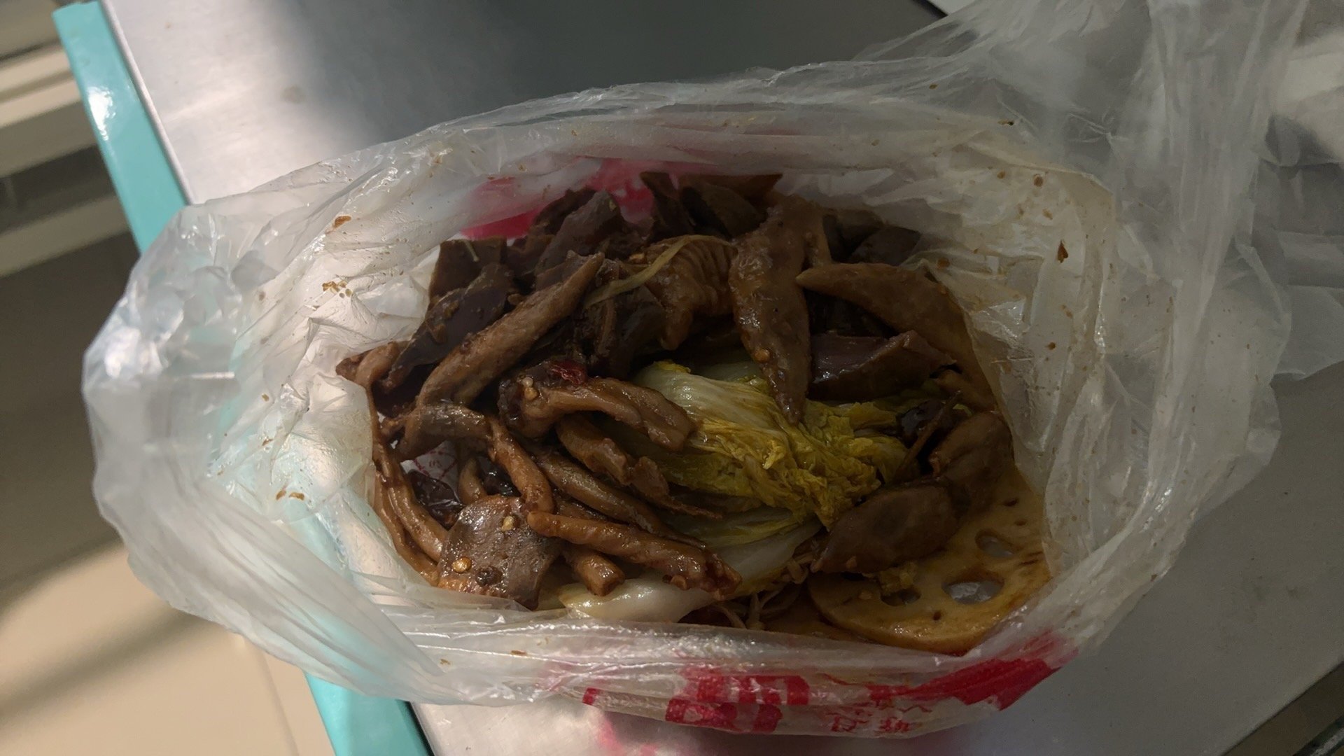 医院里的晚饭—周黑鸭 