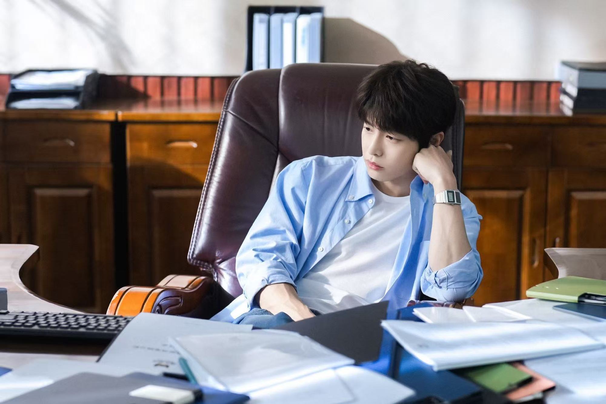 年会抽到最大奖是重在参与奖 裴总把重在参与奖拿在手里看了好久，那个瞬间他在想什么