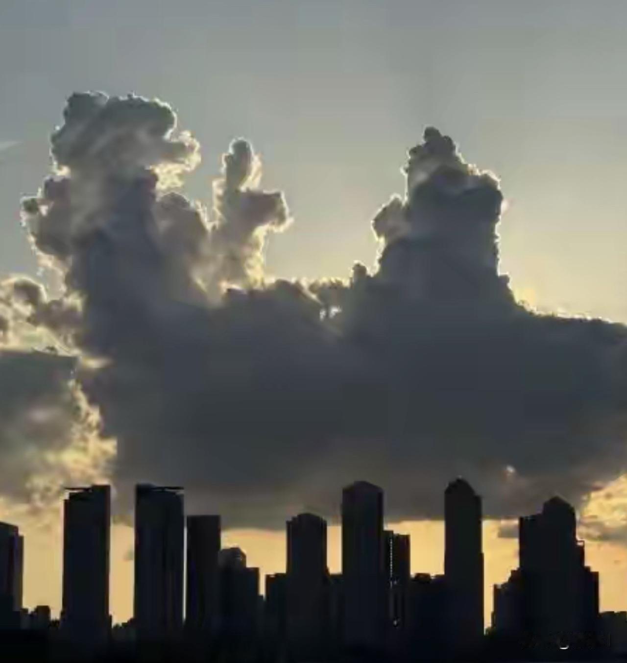 武汉上空的这片云在讲述什么神秘的故事呢？