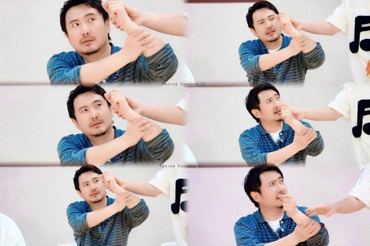 当沈腾猜拳被整治被沈腾猜拳这段笑到不行！就算处于 “下风” 也全程乐呵呵的，用幽