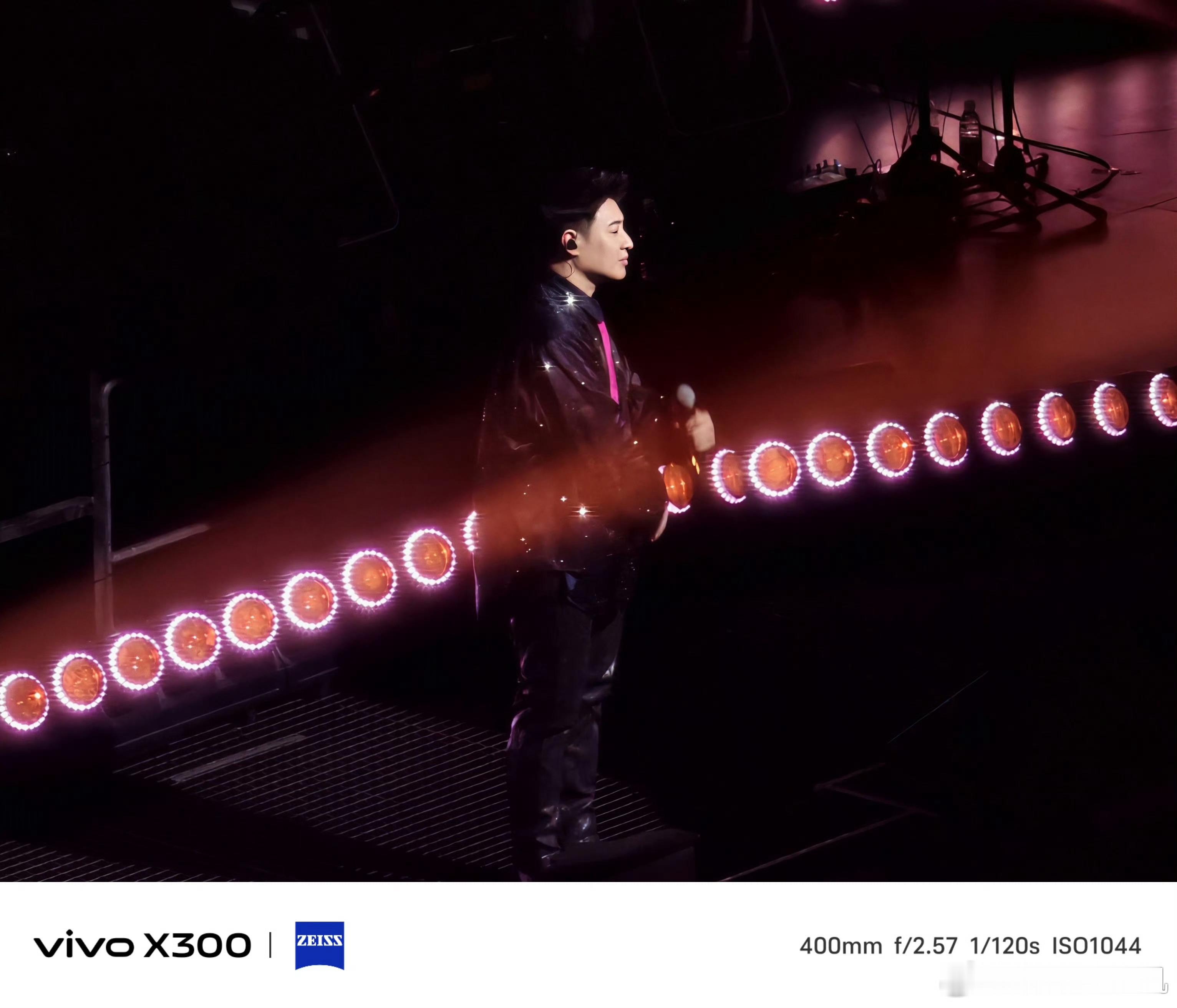 增距镜成新型演唱会神器了吗我的手机镜头开了外挂还真是这样，现在去演唱会基本上都会