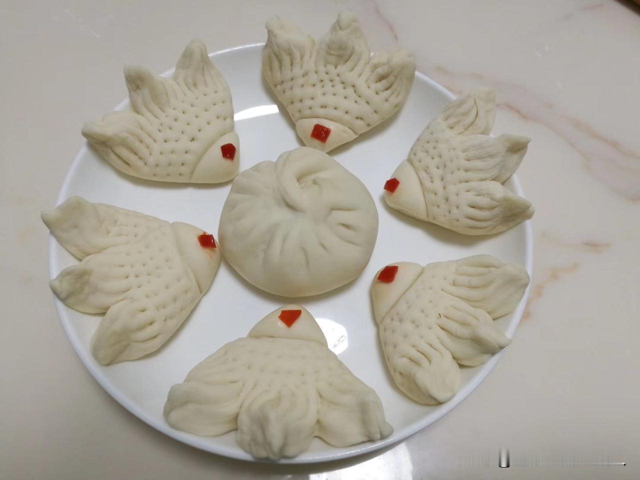 一团白面，捏出几条小鱼馍。
家里没有红豆了，切一点小红辣椒碎，拿来当鱼眼睛，哈哈