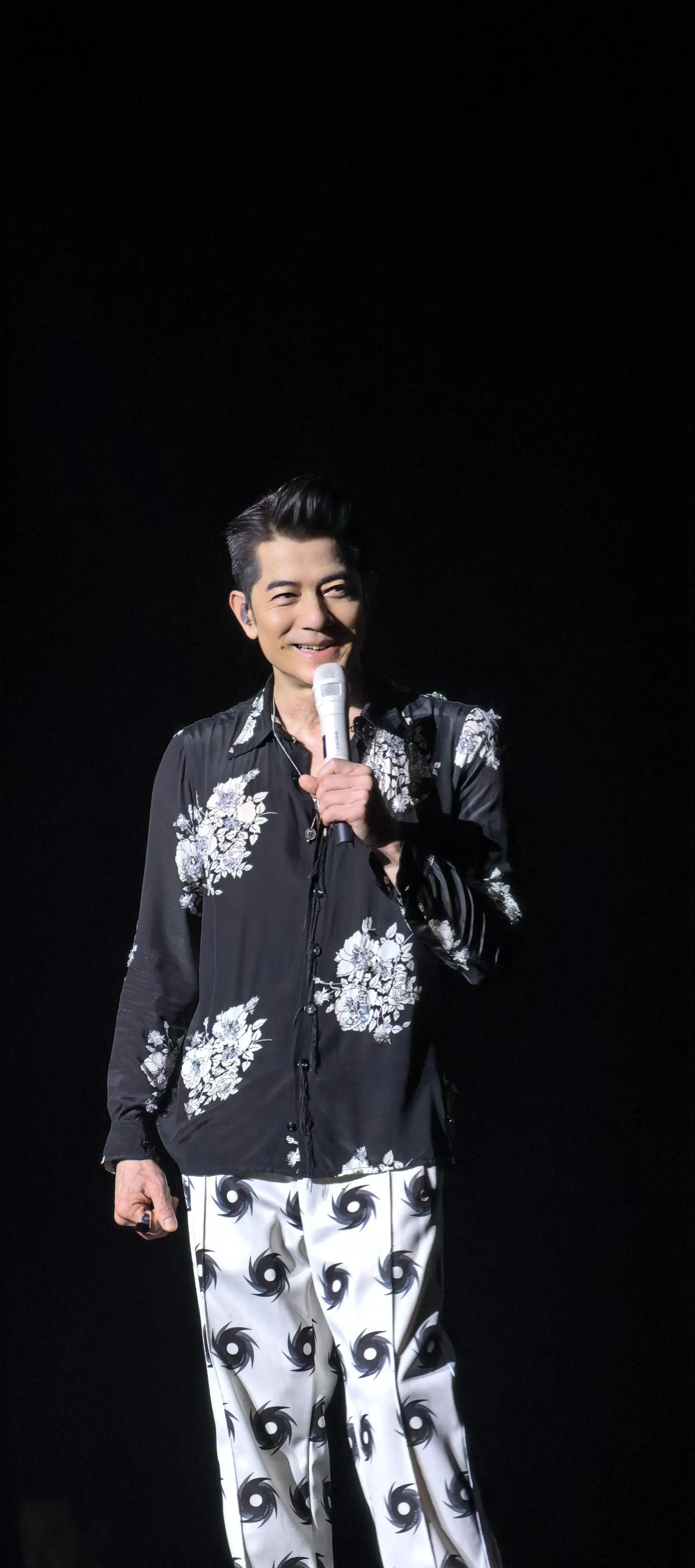 郭富城是宠娃届行走的教科书吧舞台上气场超强的郭富城，在新加坡随时随地跳鲨鱼舞，难