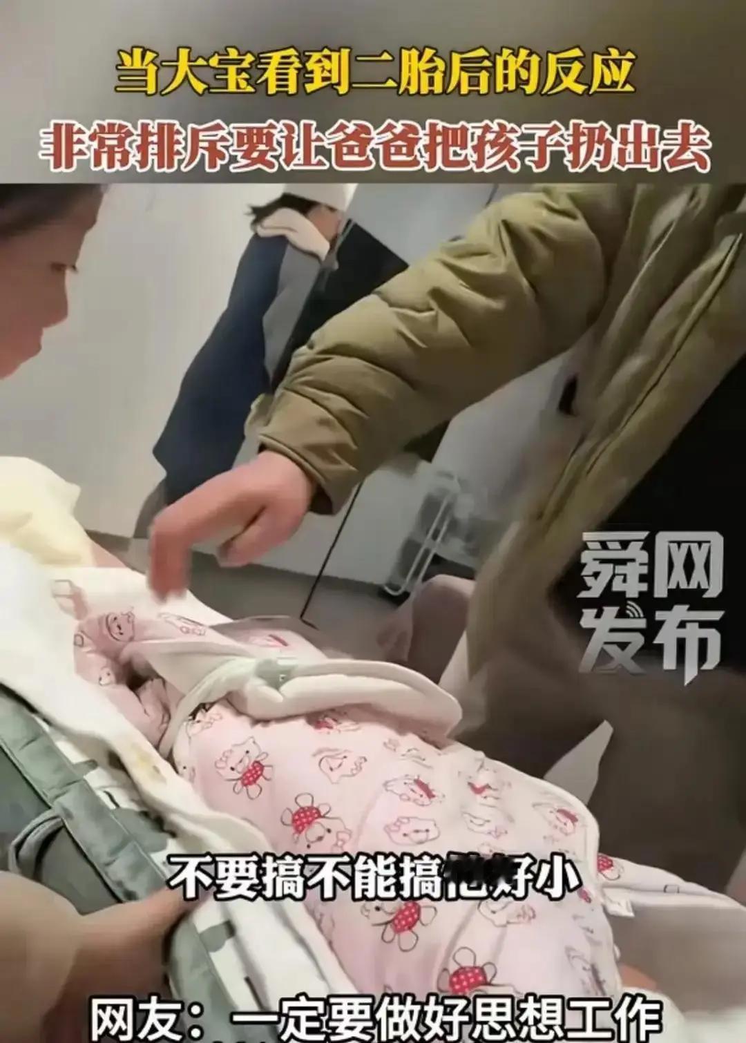 爸爸把监控剪成15秒发网上，没想到引起了大家的围观。
小姑娘放学回家第一时间冲爸