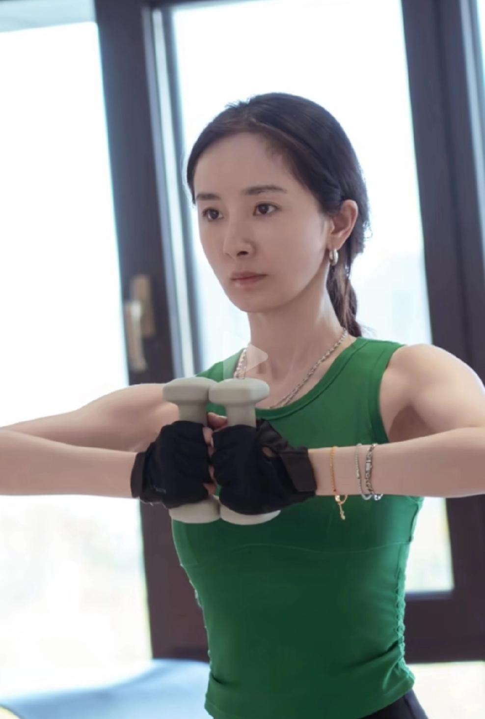 看到杨幂的素颜照，原相机下的她，皮肤状态好到爆，没有一丝瑕疵，五官精致，这哪里像