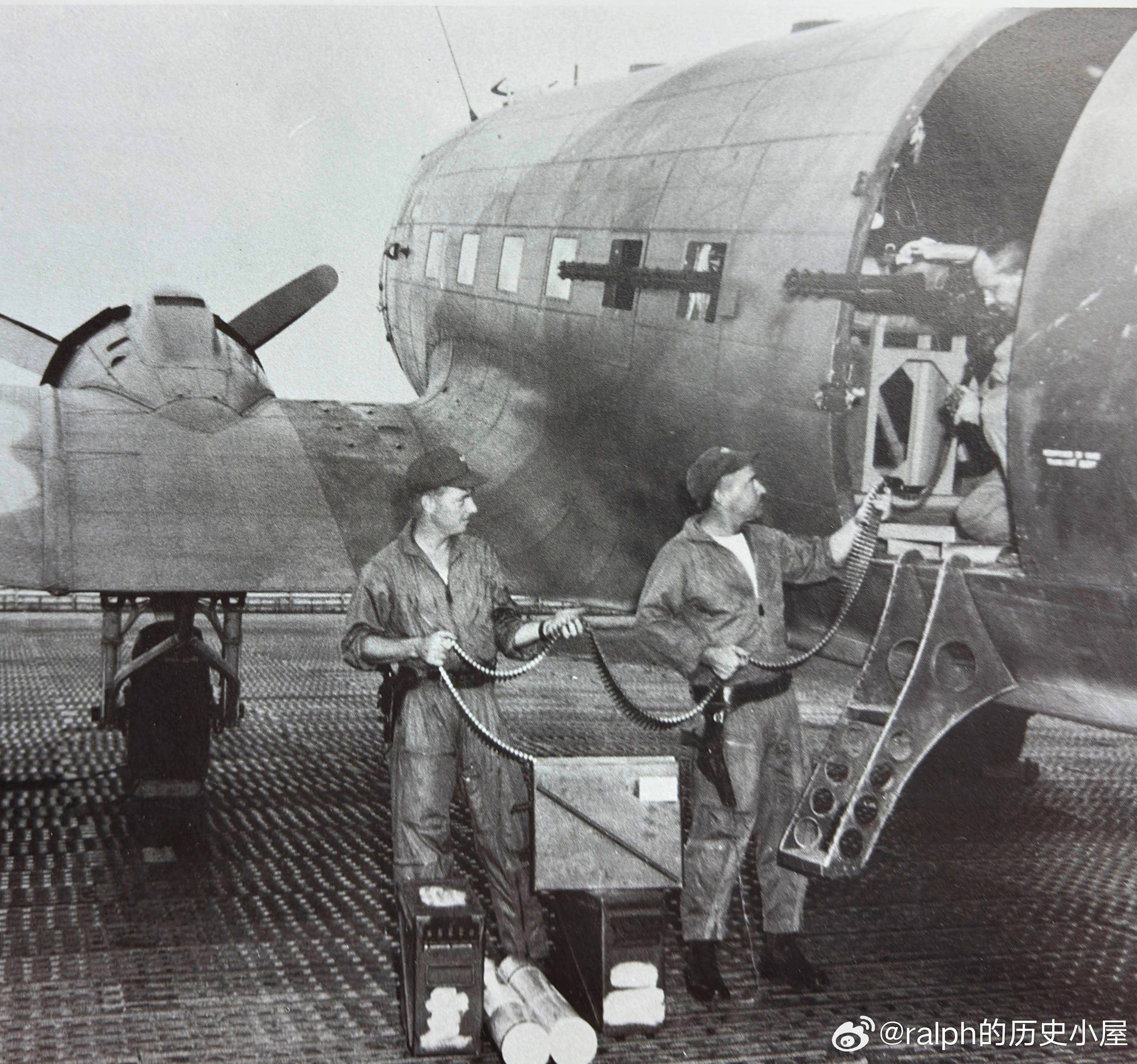 越南战争期间，美军给AC-47炮艇机供弹军事历史全触达