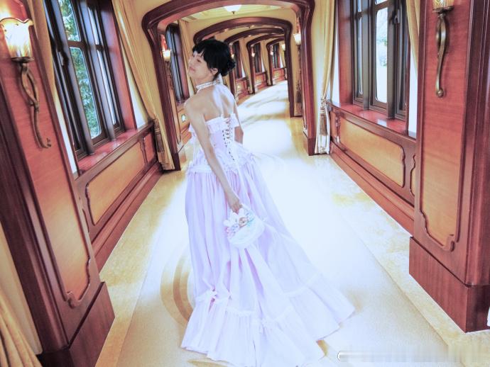 赵佳丽怼脸拍好甜赵佳丽粉色造型太绝了 定格迪士尼十周年的美好瞬间，赵佳丽粉色造型