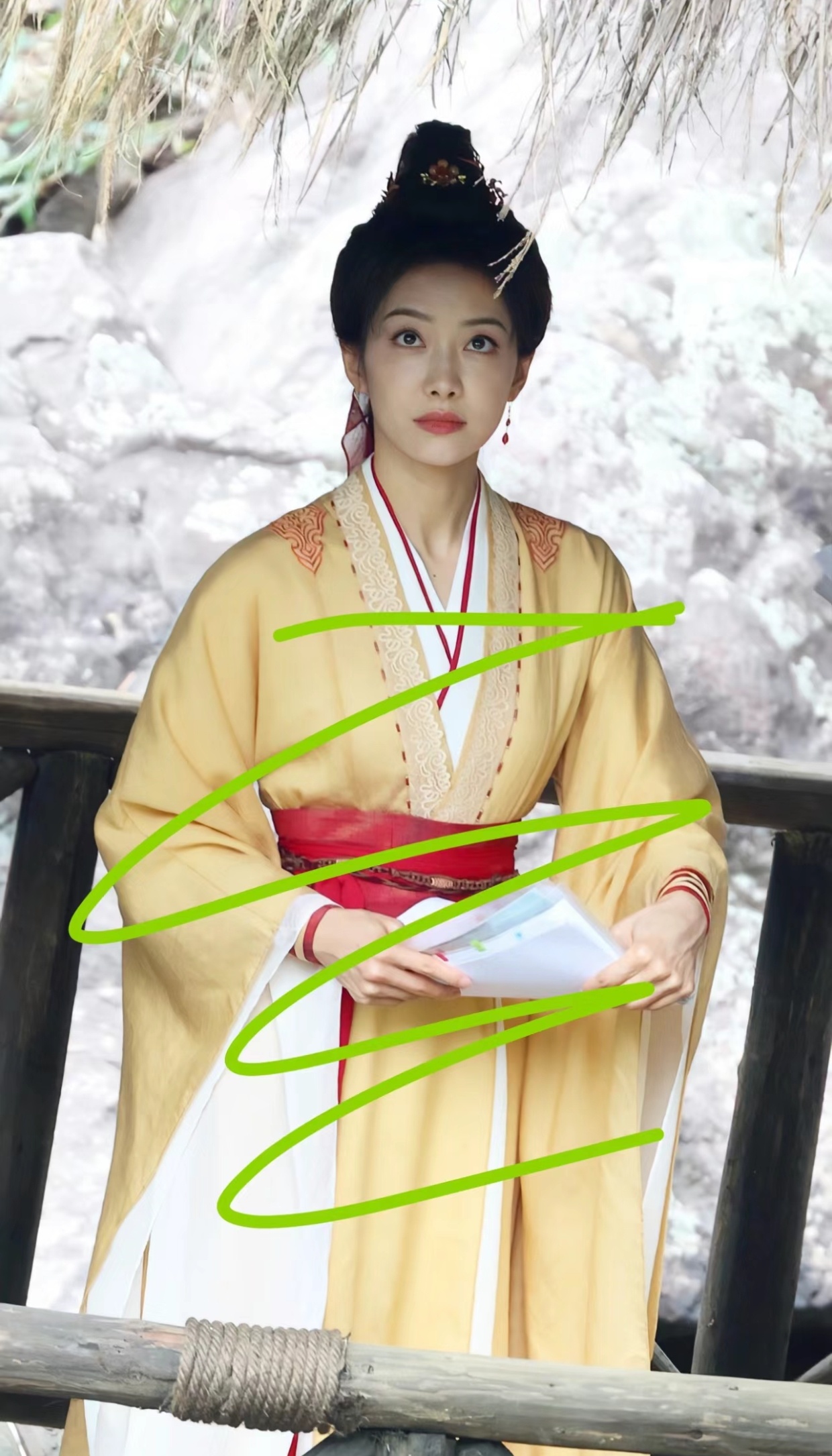 宋茜今日《#山河枕# 》路透今天的黄衣楚瑜~  眼睛圆圆在看什么呀[开学季] ​