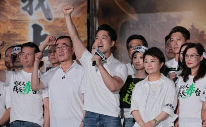 要变天了？郑丽文蒋万安振臂一呼，20万台湾人赶民进党下台！
 
7月25日，台北