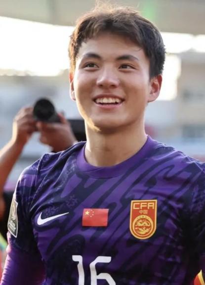 21岁的门将李昊，最近做了一件让人意外的事。亚洲杯上一战成名后，多家豪门纷纷带着