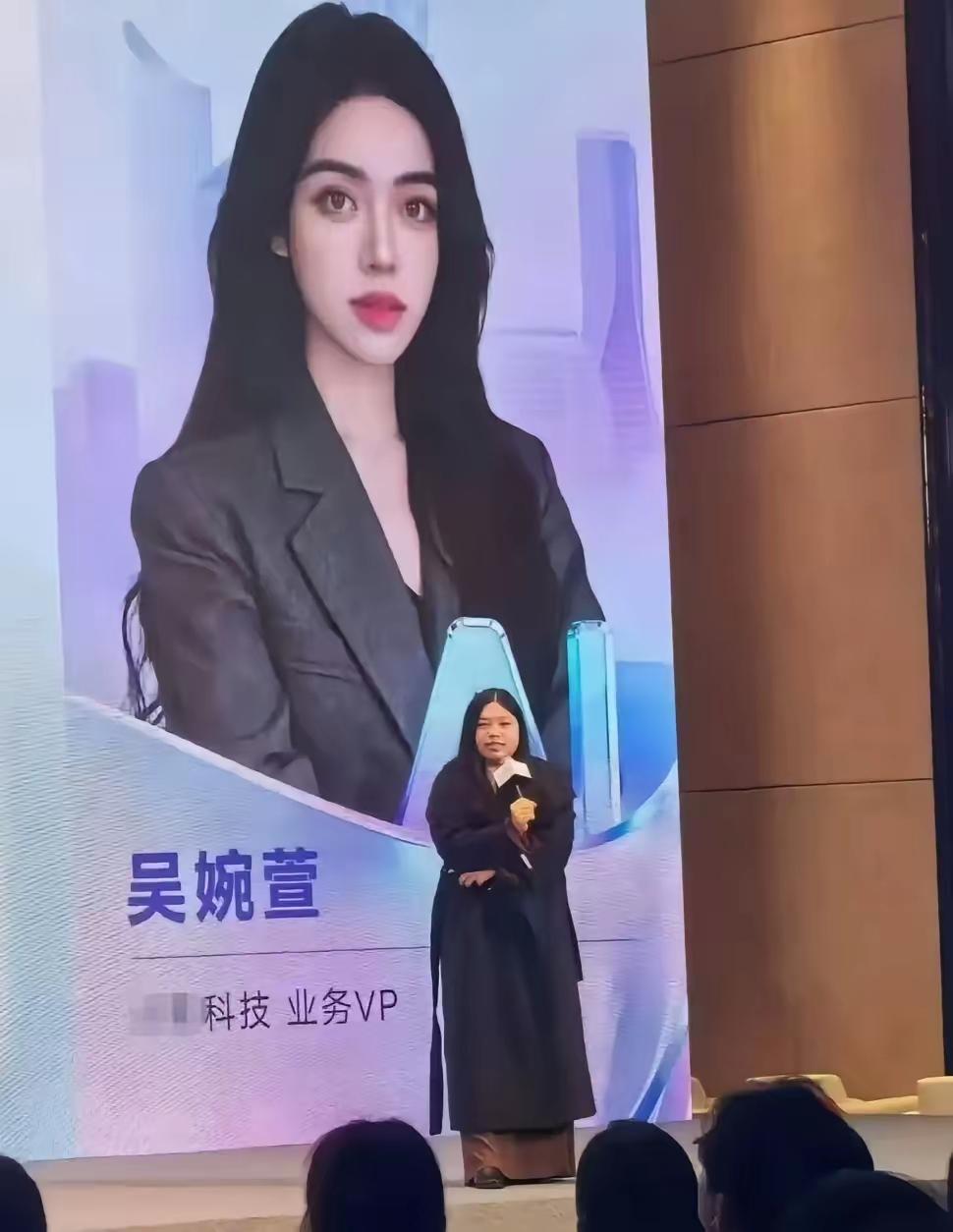 没见以前我一直幻想她是唯唯和bb合体，见了之后才发现她是凤姐变胖了[捂脸][捂脸