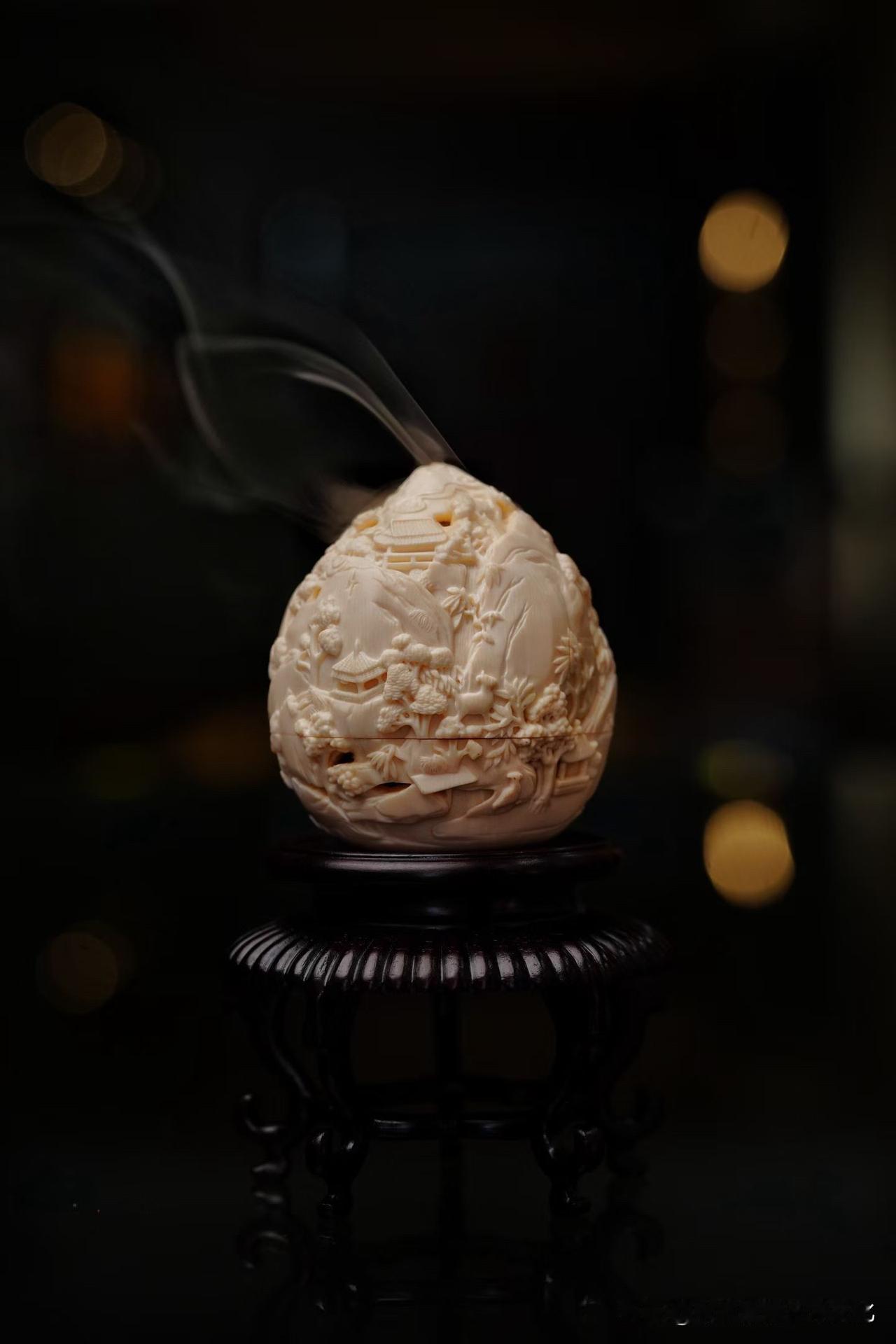 一方小小香炉，藏着一幅山水长卷。

猛犸温润的质地，被雕成层峦、楼阁、树木与人物