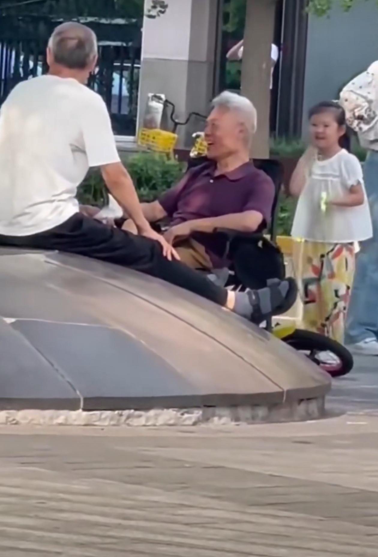 虽然被封嘴，但早已实现财富自由了，所以在胡同口还是挺开心的！