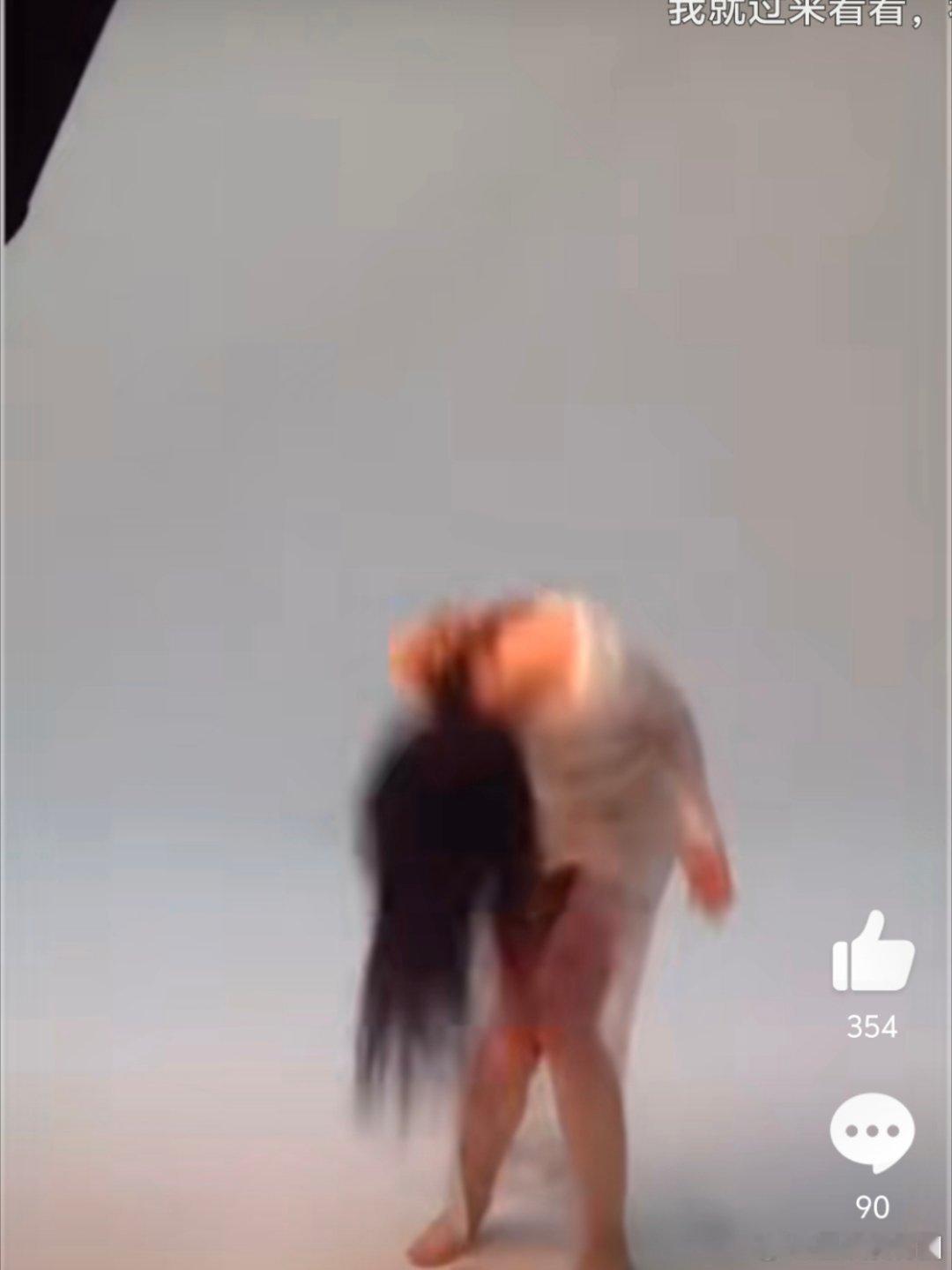 刘亦菲拍杂志摆造型主打的就是一个随意发疯的存在[允悲][允悲] ​​​