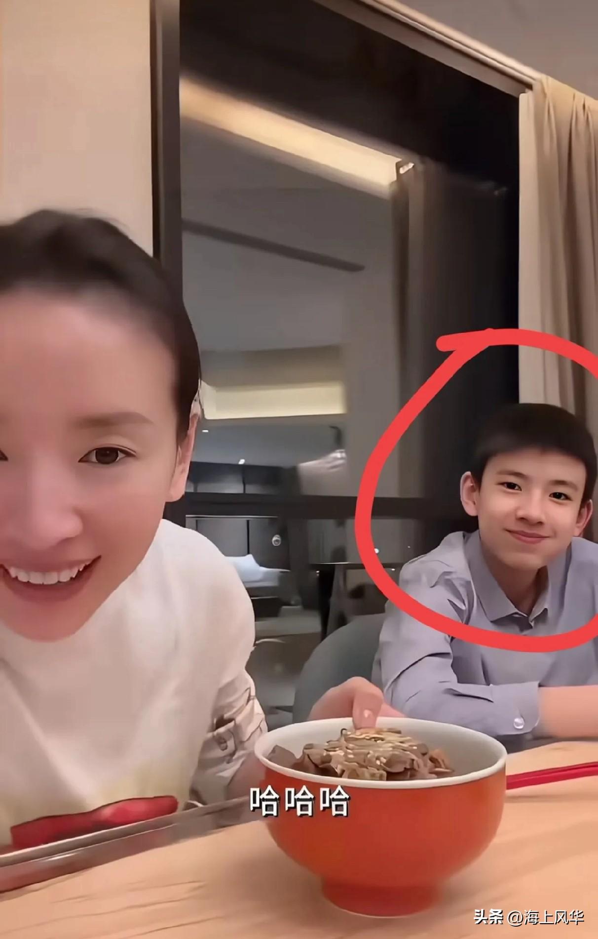 董洁，引发热议。
7月14日，46岁的董洁，冲上热搜，这一次，不是哭诉儿子叛逆，