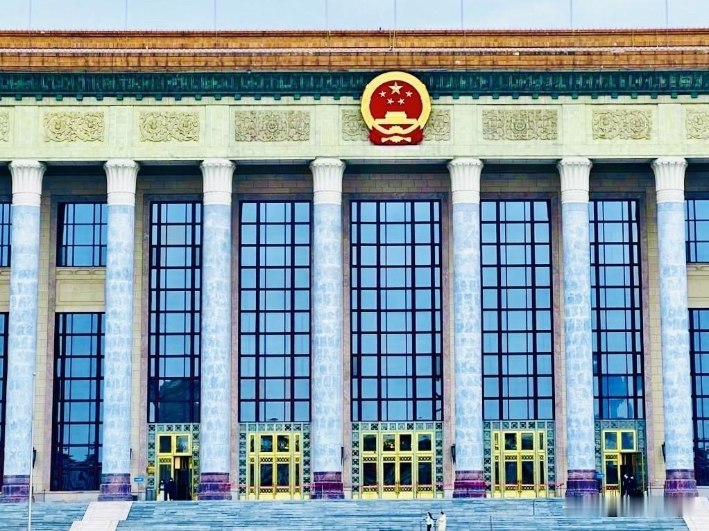人民大会堂赋
＿＿＿郭赋林（釜麟）

岁逢昌世，国运隆兴。地踞幽燕，天临紫极。揽