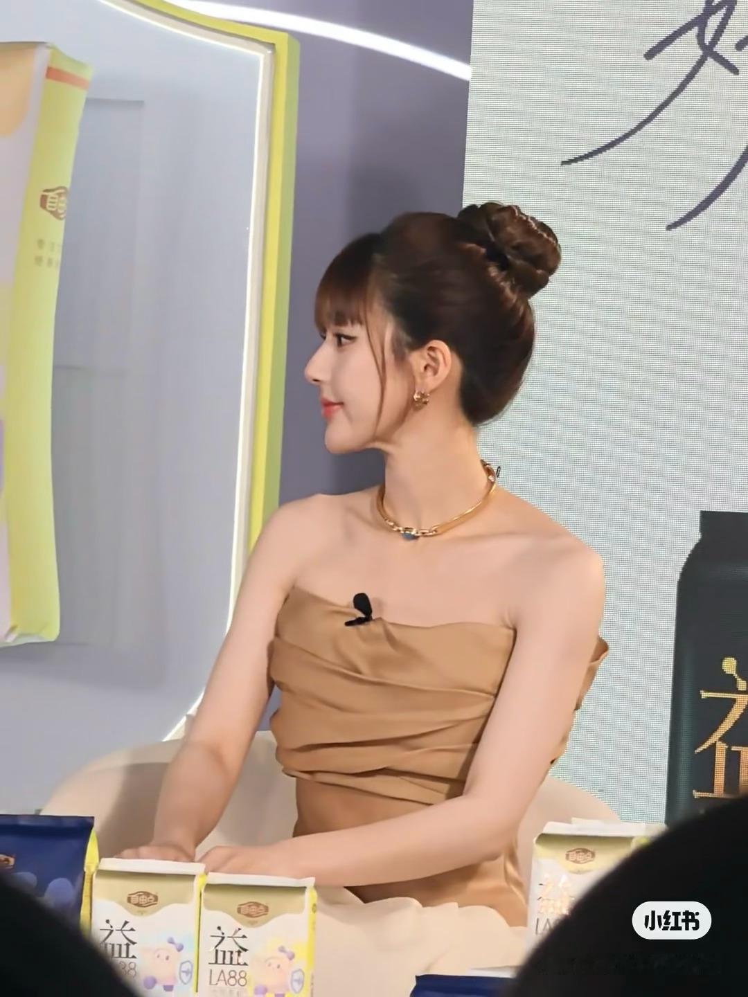 两个高鼻子生出来的明星孩子。露思鼻子颌面面中都更像爸爸，妈妈鼻尖软骨更挺拔。 