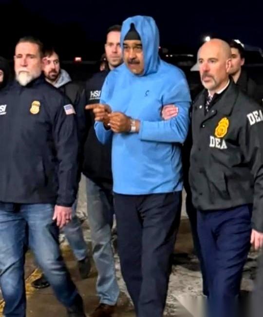 把一个国家的总统，活捉了。
你敢信？
就这么直接，就这么粗暴，连块遮羞布都不要了