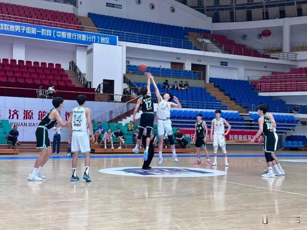 中国男篮现在是越来越不行了，估计这种青年篮球赛看的人也不会太多吧。我记得上高中的