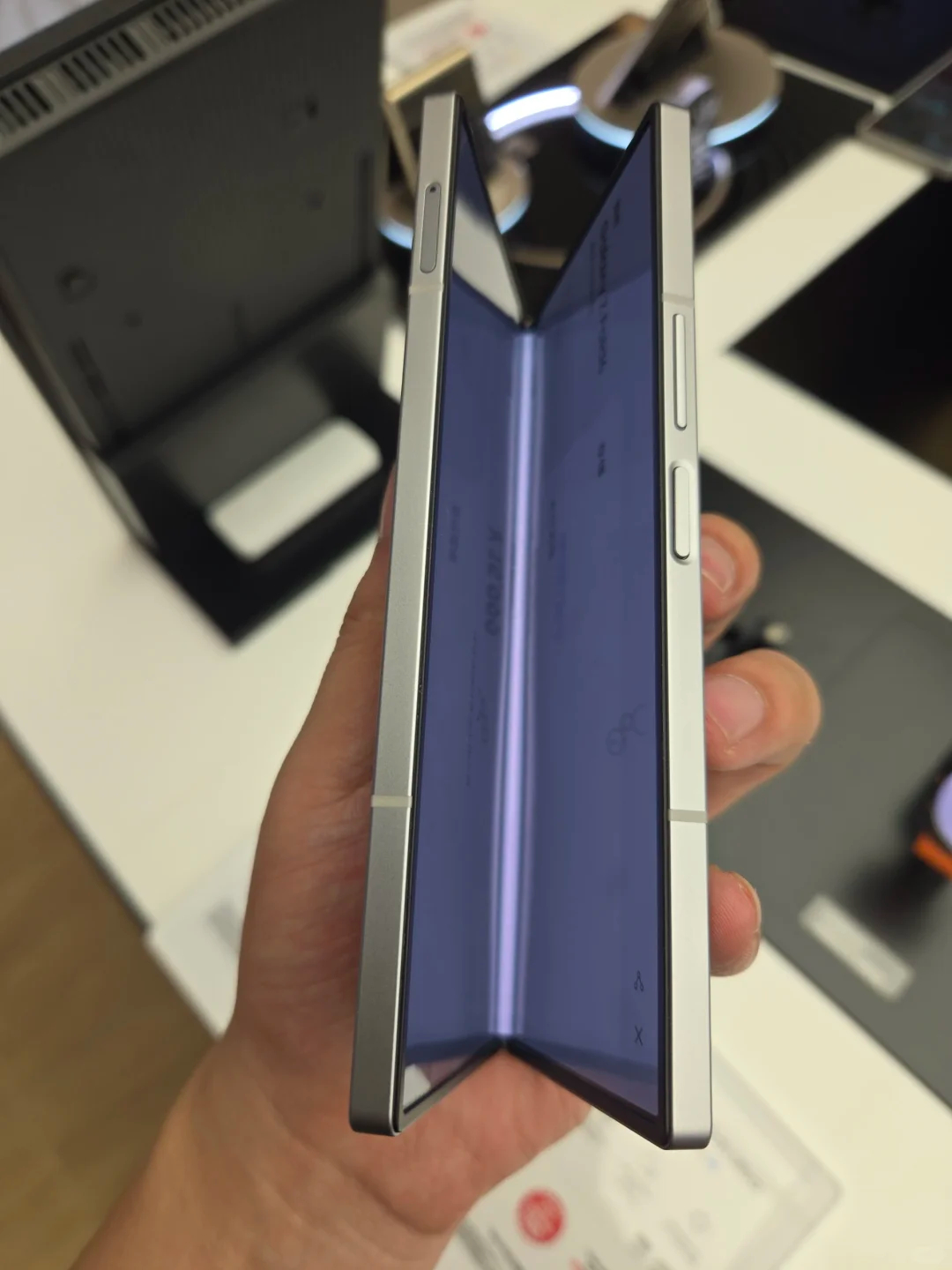 折叠屏哪些升级感知最明显 外屏体验的升级真的很惊喜！初代小折叠外屏就像个通知栏，