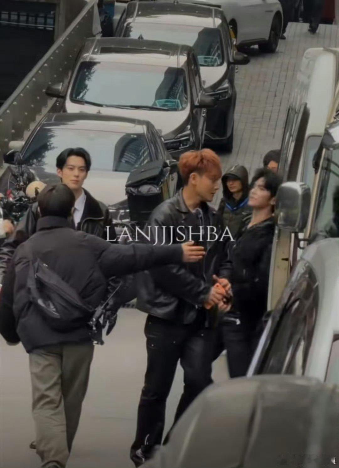 EXO本尊大战TF曾孙黄子韬进时代峰峻了 怎么这么好笑 