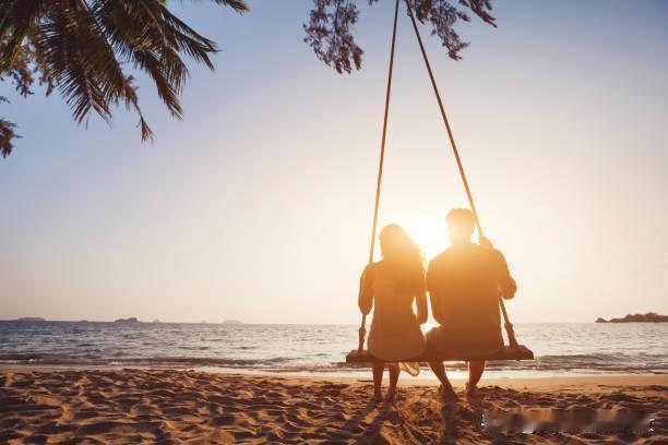 2025年的夏天，和他去了海边。
 
傍晚的沙滩上，我们坐在秋千上晃啊晃，海风把