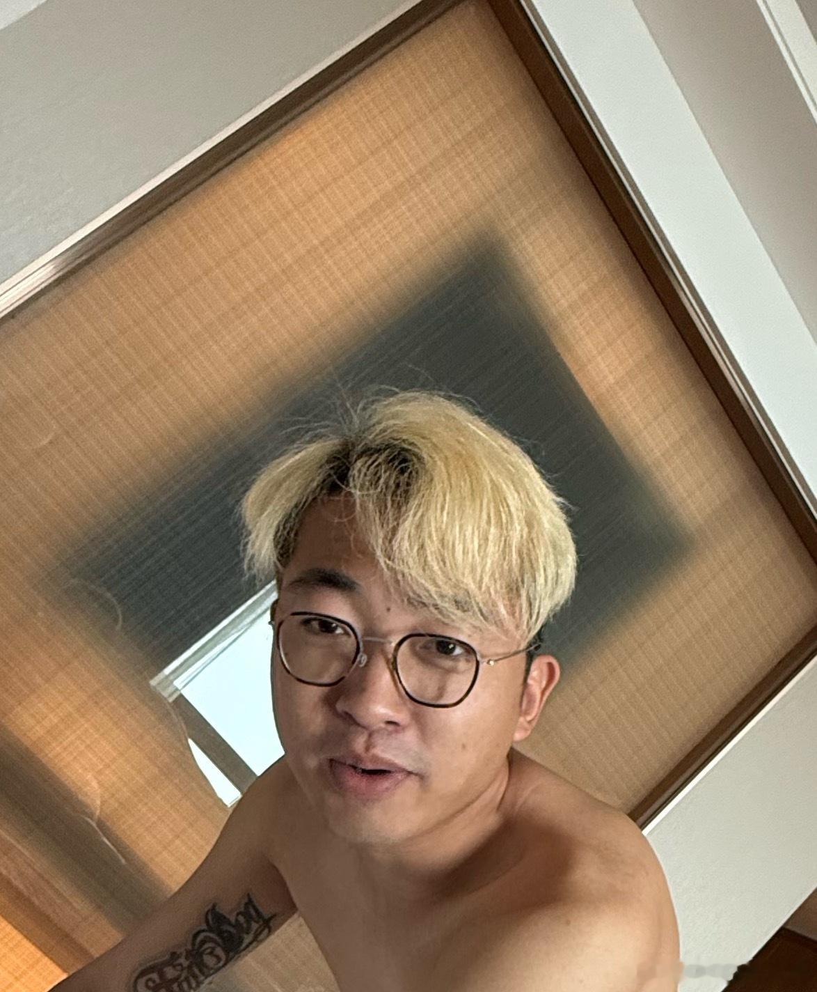 有一个朋友这哥们上厕所 居然只穿一个内裤所有衣服全脱了 一回头吓我一跳 [污]这