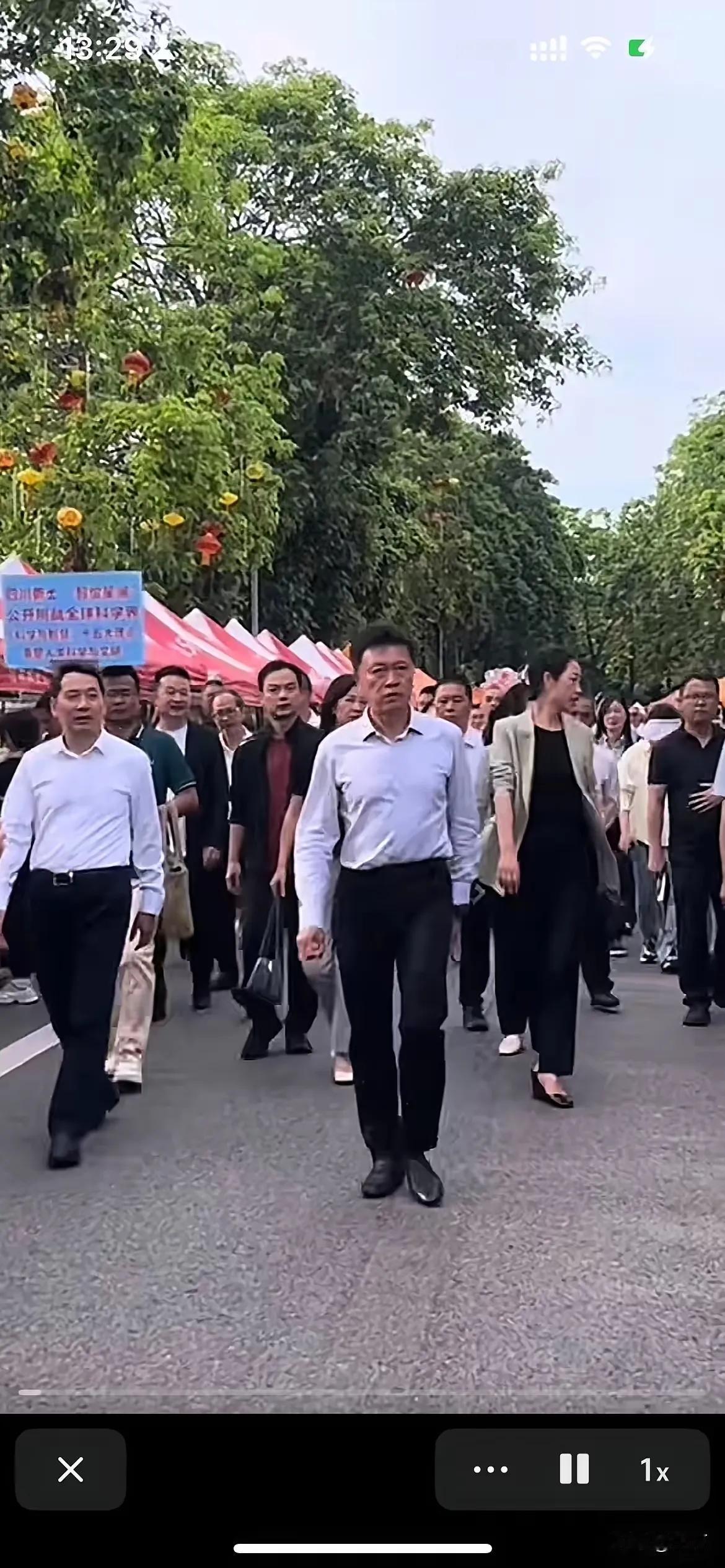 我给我爷爷看荣昌高书记的照片，
他只看了一眼，就问我，这人是个好官吧？
我说，你