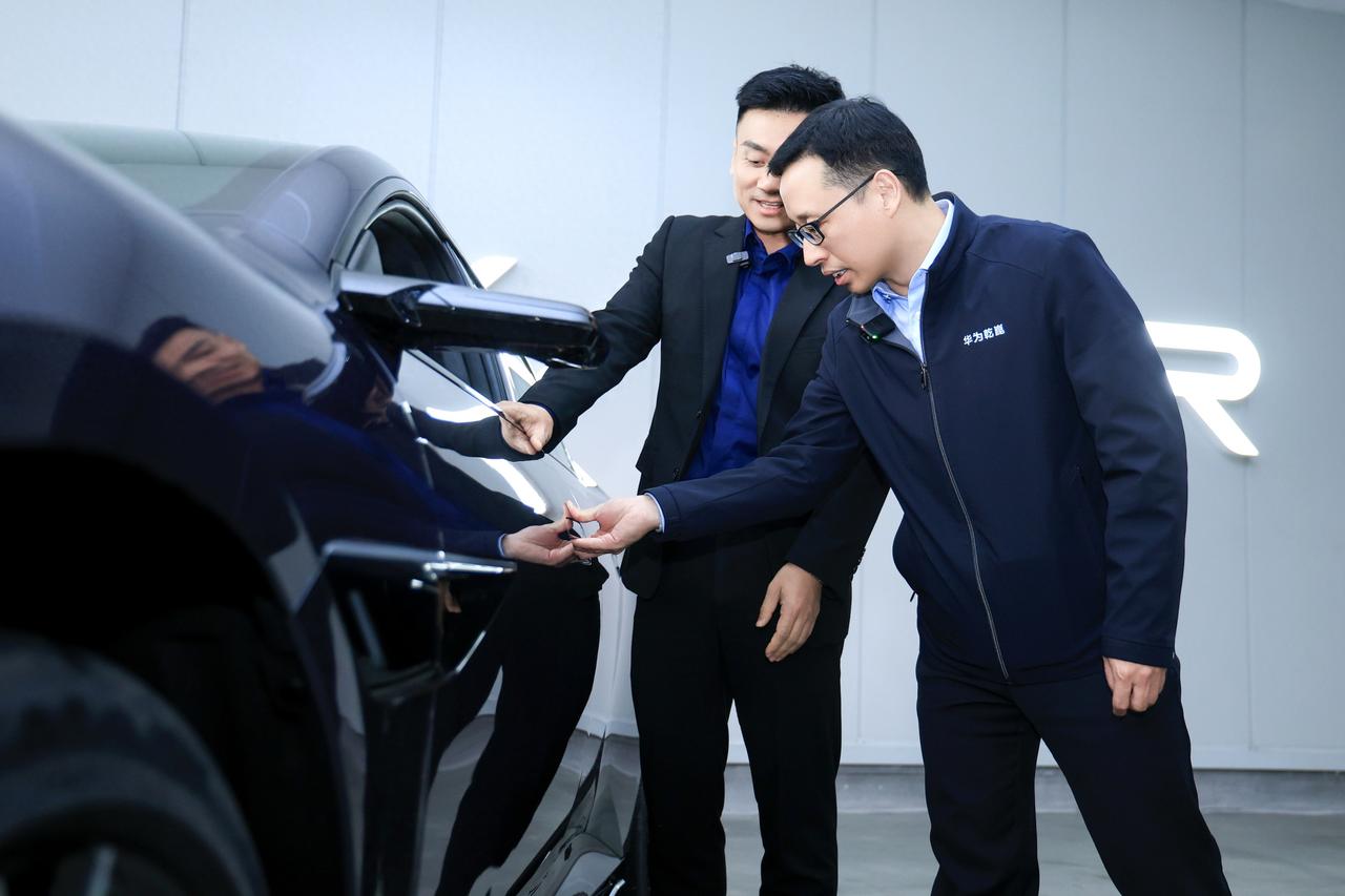 华为高管盖章！新款阿维塔12完成“脱胎换骨”升级。1月19日，阿维塔和华为的高层